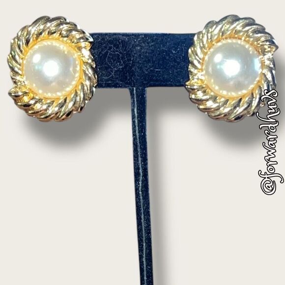 Vintage Gold-Tone Earrings with Faux Pearl Center – Classic Elegance - Picture 3 of 9